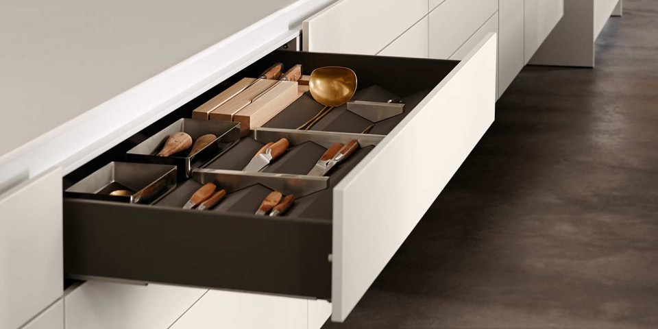 bulthaup-produkte_b-3_kueche-multifunktionswand-kuechenzeile-schraenke-schubladen-detail_beige-braun