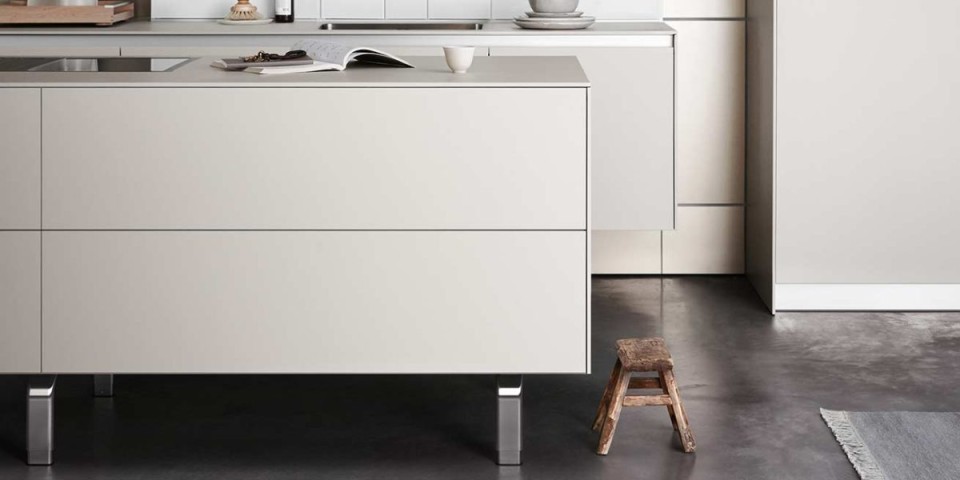 bulthaup-produkte_b-3_kueche-multifunktionswand-kuechenzeile-schraenke-wasserstelle-insel-frontal_beige-braun-1-1200x600