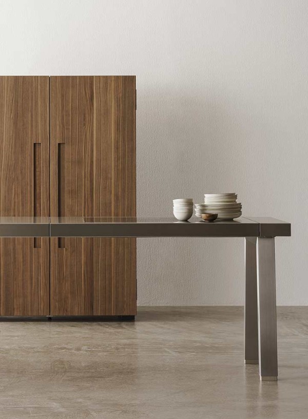 bulthaup-produkte_b-2_kueche-geraeteschrank-geschlossen-edelstahl-tisch_braun-grau
