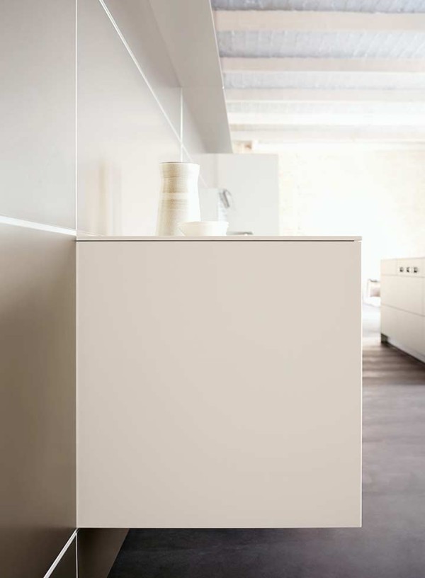 bulthaup-produkte_b-3_kueche-multifunktionswand-kuechenzeile-schraenke-wasserstelle-frontal_beige-braun