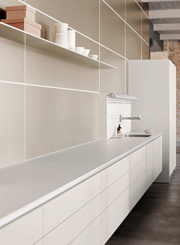 bulthaup-produkte_b-3_kueche-multifunktionswand-kuechenzeile-schraenke-wasserstelle-iso_beige-braun