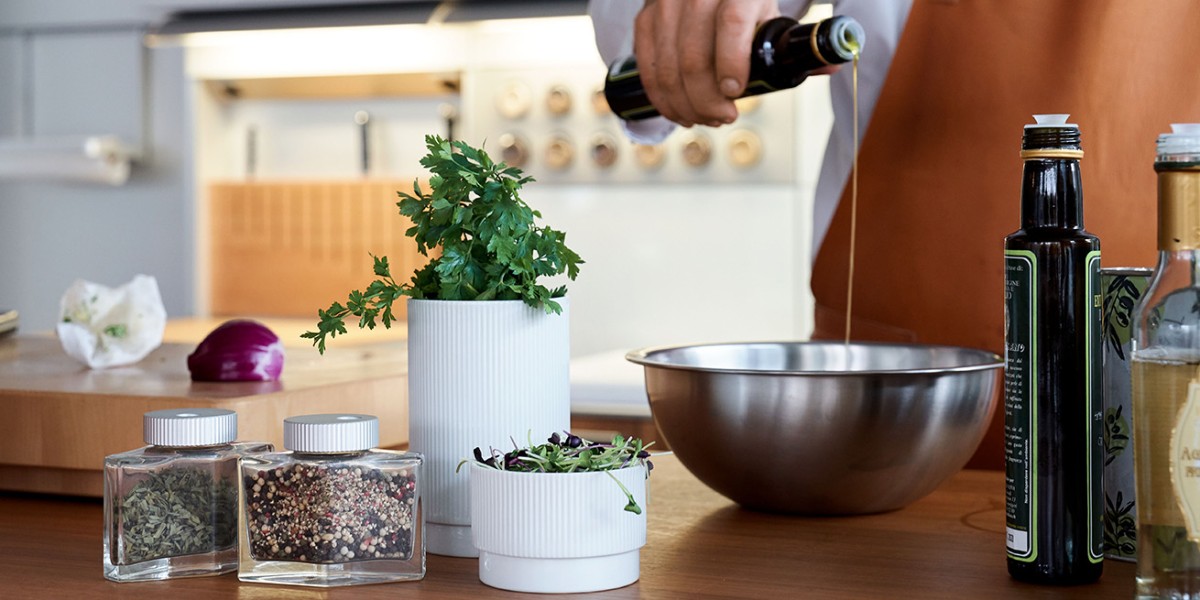 bulthaup-accessoires-gewuerzglas-kraeutertopf-oel-kochen.jpg
