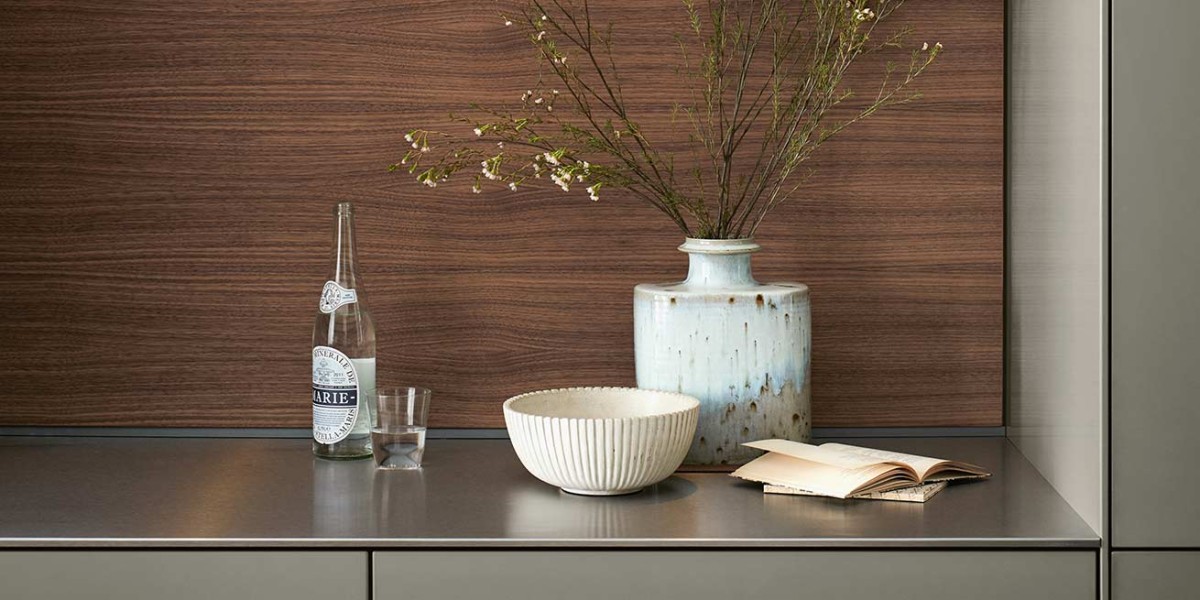 bulthaup-produkte_b-3_kueche-multifunktionswand-holz-furnier-dekoration_beige-braun.jpg